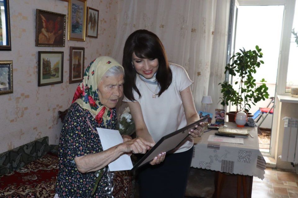 Яна Сылкина: Вместе с активистками "Женского движения Единой России" имела честь поздравить ветеранов нашего городского округа с 80-летием Победы над милитаристской Японией и окончанием Второй мировой войны и вручить... Яна Сылкина: Вместе с активистками "Женского движения Единой России" имела честь поздравить ветеранов нашего городского округа с 80-летием Победы над милитаристской Японией и окончанием Второй мировой войны и вручить...