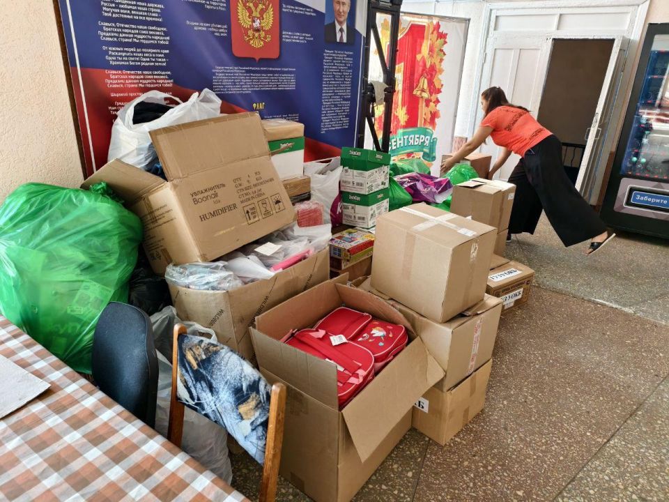 От Ульяновской области в рамках акции "Помоги собраться в школу" школьникам из Лутугинского муниципального округа передали канцелярские принадлежности, ученические рюкзаки, наборы для первоклассников, школьную форму на общую... От Ульяновской области в рамках акции "Помоги собраться в школу" школьникам из Лутугинского муниципального округа передали канцелярские принадлежности, ученические рюкзаки, наборы для первоклассников, школьную форму на общую...