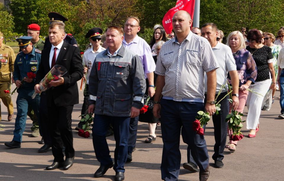 Роман Лысенко: Утром 2 сентября депутаты Совета городского округа город Алчевск возложили цветы к памятникам и мемориалам Великой Отечественной войны в память о великом событии - 82-й годовщине освобождения города от... Роман Лысенко: Утром 2 сентября депутаты Совета городского округа город Алчевск возложили цветы к памятникам и мемориалам Великой Отечественной войны в память о великом событии - 82-й годовщине освобождения города от...
