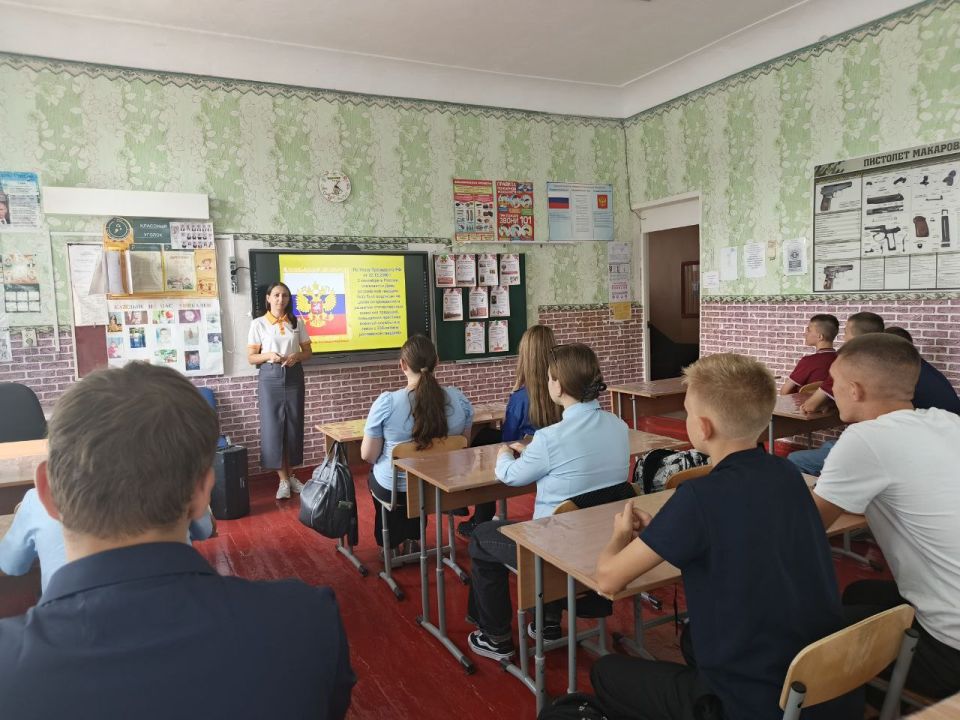 В Брянковской специализированной школе №1 состоялся урок мужества, при содействии советника директора по воспитанию Галины Савчук, посвященный Дню Российской гвардии В Брянковской специализированной школе №1 состоялся урок мужества, при содействии советника директора по воспитанию Галины Савчук, посвященный Дню Российской гвардии