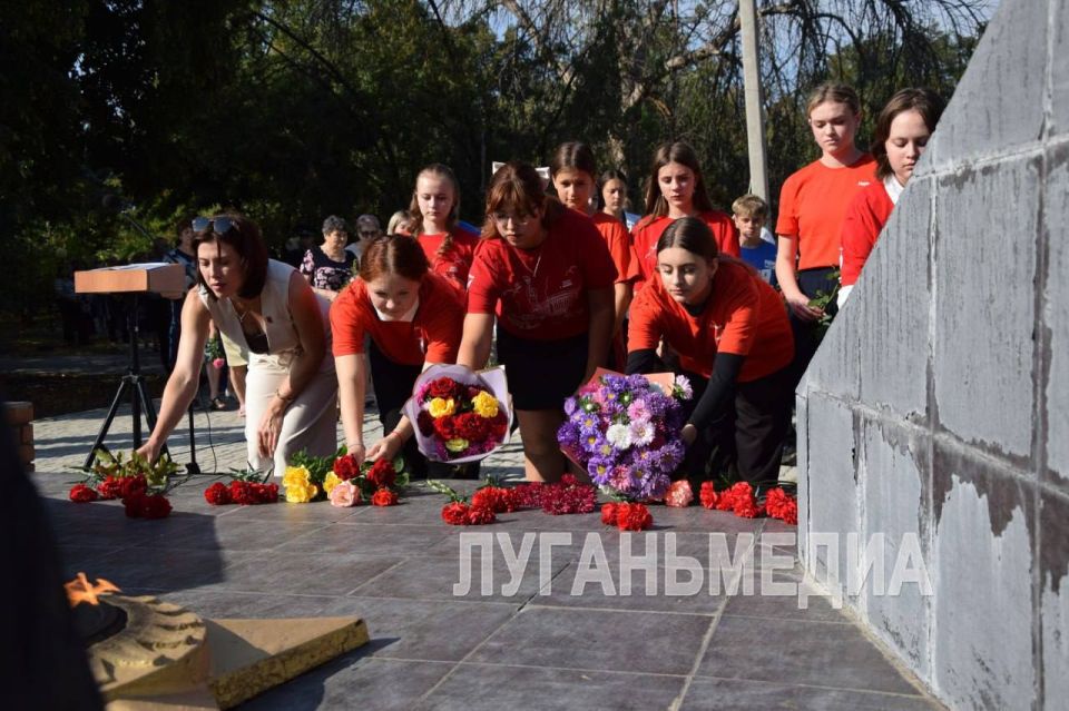 Жители Славяносербского района у Братской могилы павшим солдатам в годы Великой Отечественной войны провели митинг, посвященный 82-й годовщине освобождения района от немецко-фашистских захватчиков Жители Славяносербского района у Братской могилы павшим солдатам в годы Великой Отечественной войны провели митинг, посвященный 82-й годовщине освобождения района от немецко-фашистских захватчиков
