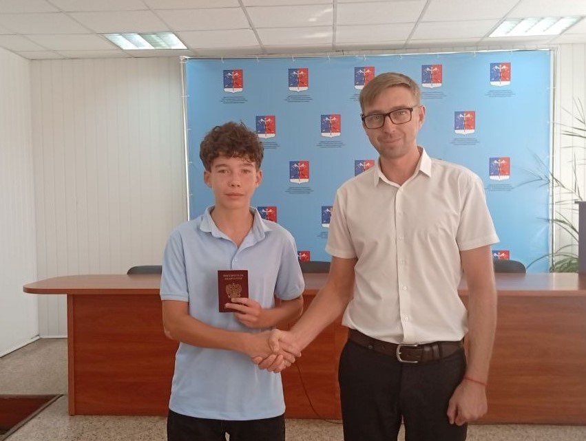 Альберт Зинченко: Торжественный день: ко Дню знаний ребята из Станично-Луганского округа получили свой первый и главный документ - паспорт гражданина Российской Федерации! Альберт Зинченко: Торжественный день: ко Дню знаний ребята из Станично-Луганского округа получили свой первый и главный документ - паспорт гражданина Российской Федерации!