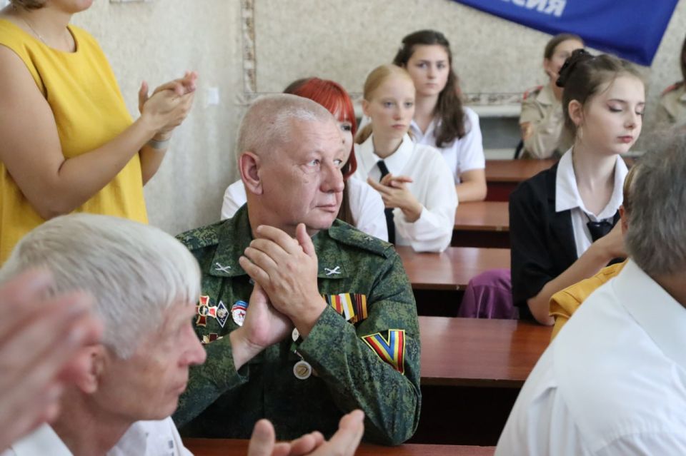 В Алмазной открыли Парту Героя, посвящённую Ивану Михайличенко В Алмазной открыли Парту Героя, посвящённую Ивану Михайличенко