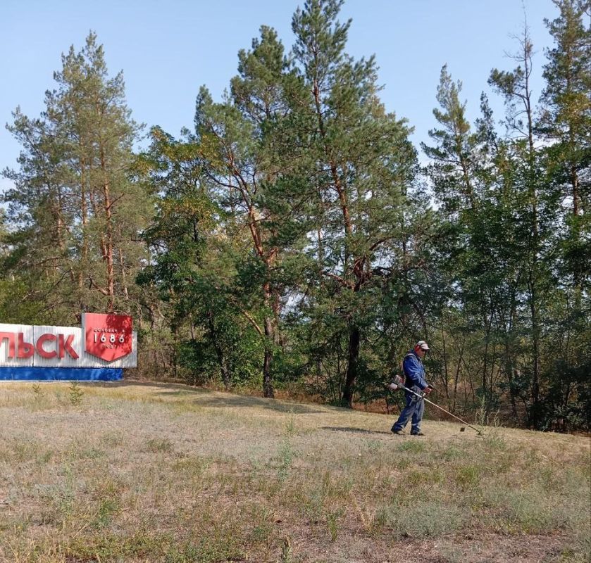 По поручению Главы Старобельского муниципального округа Владимира Чернева работники МБУ Центр "Благоустройство" провели обновление въездных стел в округе По поручению Главы Старобельского муниципального округа Владимира Чернева работники МБУ Центр "Благоустройство" провели обновление въездных стел в округе