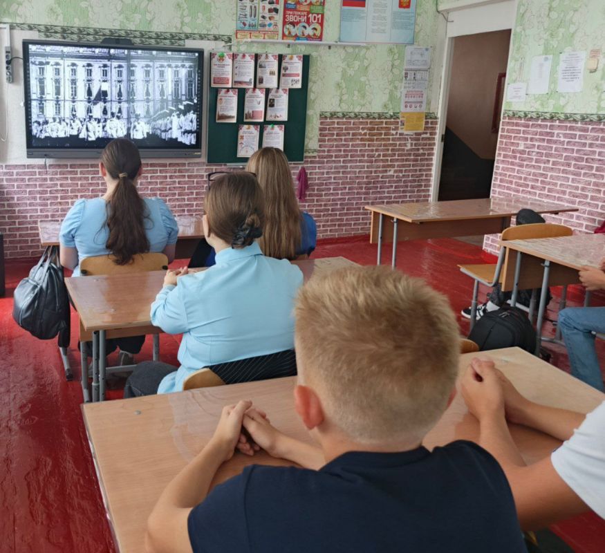 В Брянковской специализированной школе №1 состоялся урок мужества, при содействии советника директора по воспитанию Галины Савчук, посвященный Дню Российской гвардии В Брянковской специализированной школе №1 состоялся урок мужества, при содействии советника директора по воспитанию Галины Савчук, посвященный Дню Российской гвардии
