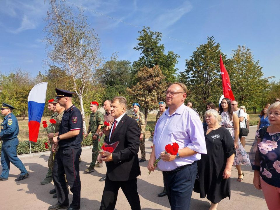 Утром 2 сентября депутаты Совета городского округа город Алчевск возложили цветы к памятникам и мемориалам Великой Отечественной войны в память о великом событии - 82-й годовщине освобождения города от немецко-фашистских... Утром 2 сентября депутаты Совета городского округа город Алчевск возложили цветы к памятникам и мемориалам Великой Отечественной войны в память о великом событии - 82-й годовщине освобождения города от немецко-фашистских...