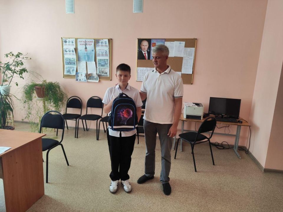 Ко Дню знаний школьники Брянки получили полезные подарки от региона-шефа — школьные рюкзаки со всем необходимым для учебы Ко Дню знаний школьники Брянки получили полезные подарки от региона-шефа — школьные рюкзаки со всем необходимым для учебы