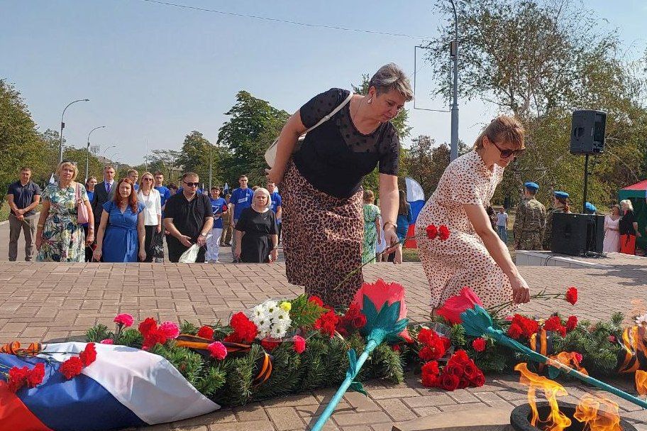 Роман Лысенко: Утром 2 сентября депутаты Совета городского округа город Алчевск возложили цветы к памятникам и мемориалам Великой Отечественной войны в память о великом событии - 82-й годовщине освобождения города от... Роман Лысенко: Утром 2 сентября депутаты Совета городского округа город Алчевск возложили цветы к памятникам и мемориалам Великой Отечественной войны в память о великом событии - 82-й годовщине освобождения города от...