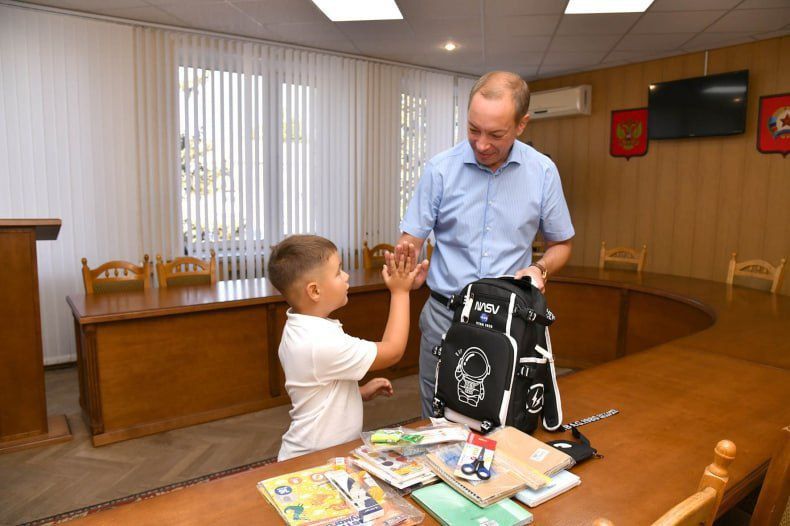 Андрей Сухачев: В этом году Красноярский край передал 864 рюкзака с канцелярией для наших первоклассников и учеников 2–4 классов, родители которых участвуют в специальной военной операции Андрей Сухачев: В этом году Красноярский край передал 864 рюкзака с канцелярией для наших первоклассников и учеников 2–4 классов, родители которых участвуют в специальной военной операции