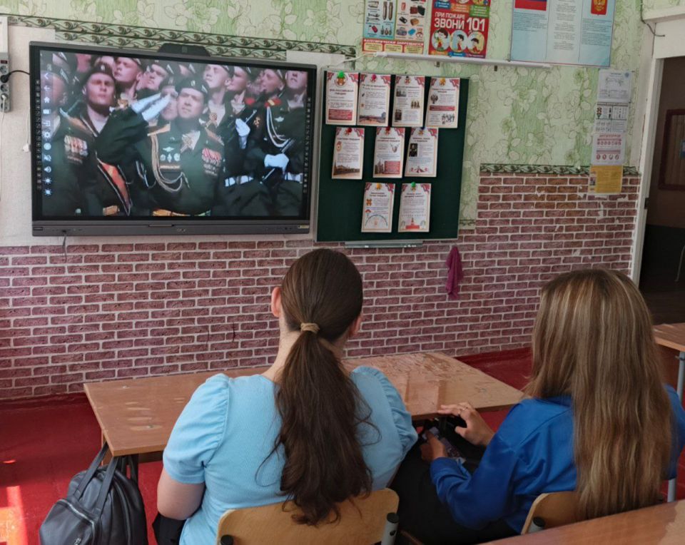 В Брянковской специализированной школе №1 состоялся урок мужества, при содействии советника директора по воспитанию Галины Савчук, посвященный Дню Российской гвардии В Брянковской специализированной школе №1 состоялся урок мужества, при содействии советника директора по воспитанию Галины Савчук, посвященный Дню Российской гвардии