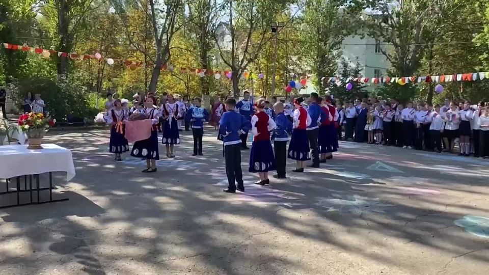 Сотрудники СОП МВД России в ЛНР разделили с обучающимися Лутугинской школы-интерната праздник 1 Сентября