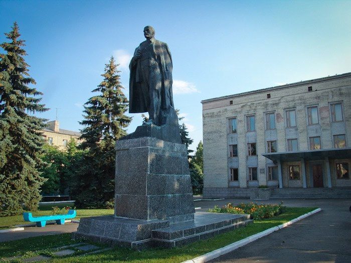 Памятники и братские могилы являются важным аспектом общественной памяти и служат способом сохранения истории для будущих поколений Памятники и братские могилы являются важным аспектом общественной памяти и служат способом сохранения истории для будущих поколений