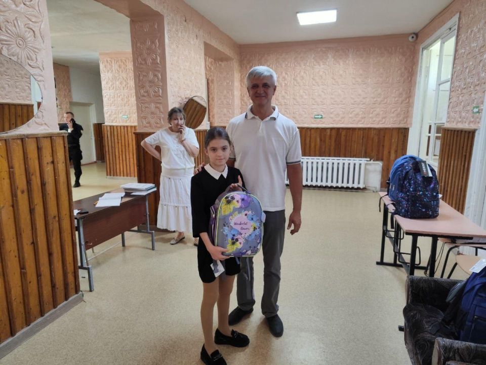 Ко Дню знаний школьники Брянки получили полезные подарки от региона-шефа — школьные рюкзаки со всем необходимым для учебы Ко Дню знаний школьники Брянки получили полезные подарки от региона-шефа — школьные рюкзаки со всем необходимым для учебы