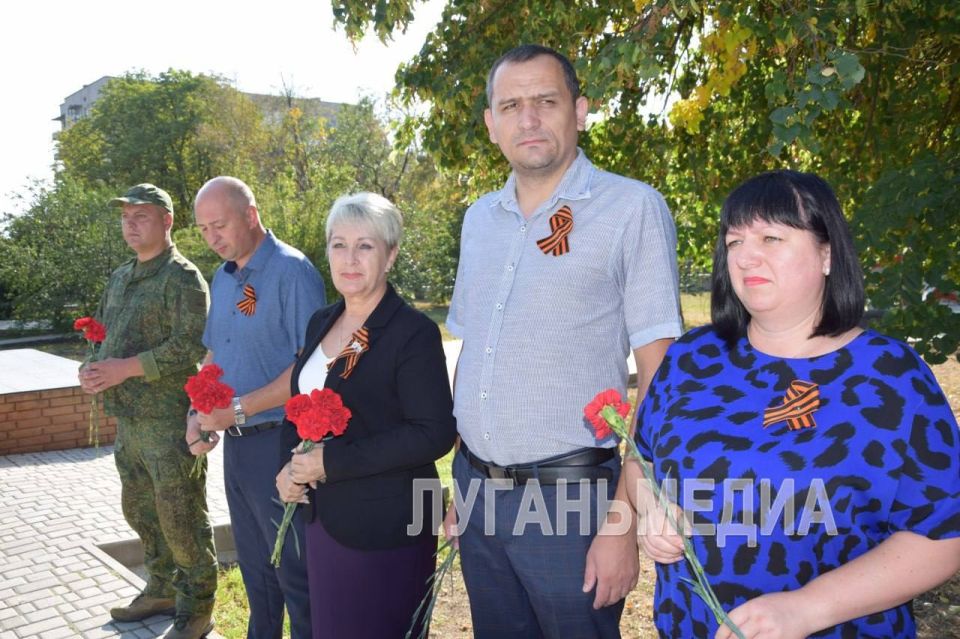 Жители Славяносербского района у Братской могилы павшим солдатам в годы Великой Отечественной войны провели митинг, посвященный 82-й годовщине освобождения района от немецко-фашистских захватчиков Жители Славяносербского района у Братской могилы павшим солдатам в годы Великой Отечественной войны провели митинг, посвященный 82-й годовщине освобождения района от немецко-фашистских захватчиков