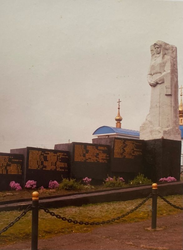 Памятники и братские могилы являются важным аспектом общественной памяти и служат способом сохранения истории для будущих поколений Памятники и братские могилы являются важным аспектом общественной памяти и служат способом сохранения истории для будущих поколений