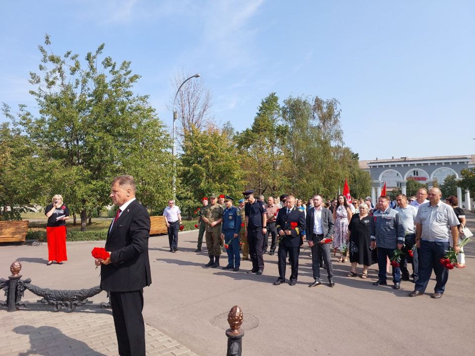 Утром 2 сентября депутаты Совета городского округа город Алчевск возложили цветы к памятникам и мемориалам Великой Отечественной войны в память о великом событии - 82-й годовщине освобождения города от немецко-фашистских... Утром 2 сентября депутаты Совета городского округа город Алчевск возложили цветы к памятникам и мемориалам Великой Отечественной войны в память о великом событии - 82-й годовщине освобождения города от немецко-фашистских...