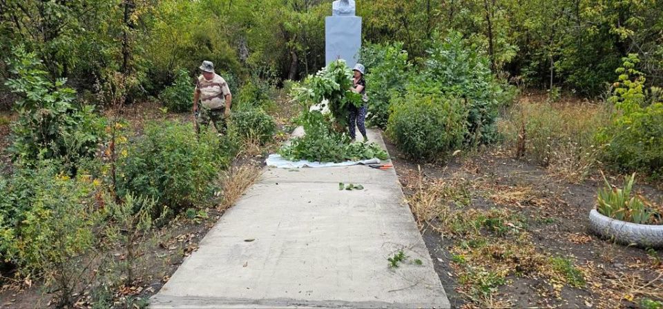 Сотрудники отдела жизнеобеспечения г. Вахрушево провели работы по благоустройству территории, прилегающей к памятнику шахтерам, ушедшим на фронт в годы Великой Отечественной войны, расположенного по улице Репина Сотрудники отдела жизнеобеспечения г. Вахрушево провели работы по благоустройству территории, прилегающей к памятнику шахтерам, ушедшим на фронт в годы Великой Отечественной войны, расположенного по улице Репина