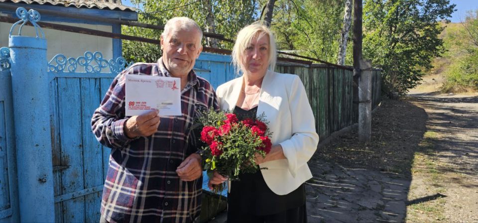 В рамках празднования 80-летия Победы ко дню Завершения Второй мировой войны ветеранам Краснолучского округа вручили персональные поздравления от Президента России Владимира Владимировича Путина В рамках празднования 80-летия Победы ко дню Завершения Второй мировой войны ветеранам Краснолучского округа вручили персональные поздравления от Президента России Владимира Владимировича Путина
