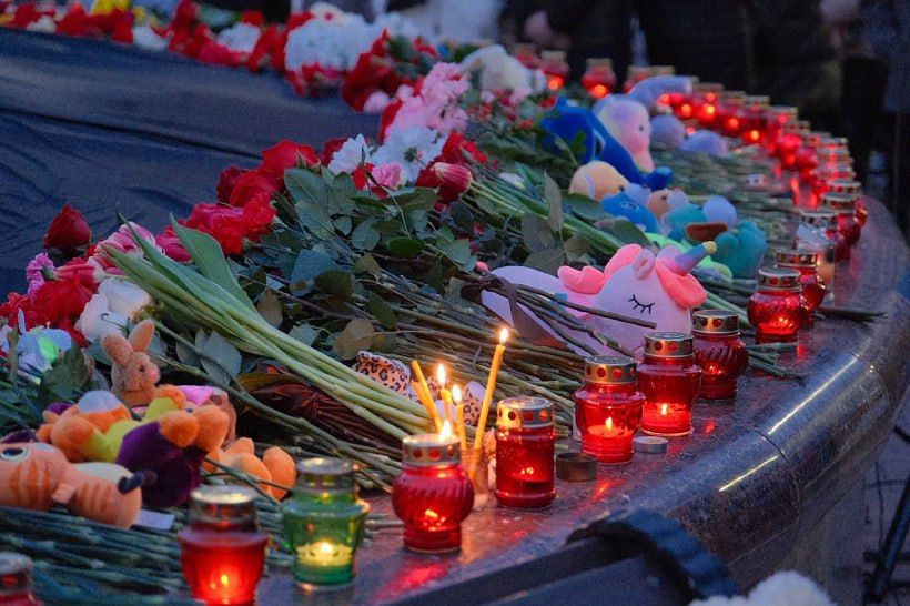 В России ежегодно отмечают 3 сентября как День солидарности в борьбе с терроризмом, вспоминая не только жертв Беслана, но и все трагедии, связанные с терроризмом В России ежегодно отмечают 3 сентября как День солидарности в борьбе с терроризмом, вспоминая не только жертв Беслана, но и все трагедии, связанные с терроризмом
