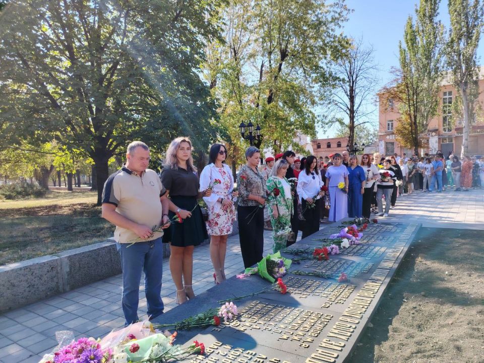 Председатель ТИК Стаханова почтила память героев-освободителей