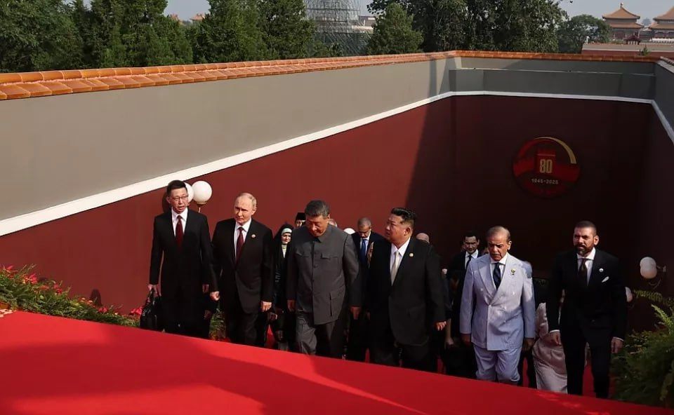 Владимир Путин посетил военный парад в Пекине Владимир Путин посетил военный парад в Пекине