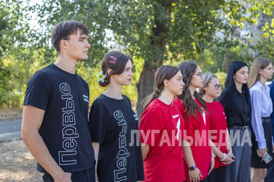 Церемония открытия нового общественного пространства «Сквер железнодорожников» состоялась в Станице Луганской, сообщил медиахолдинг «Луганьмедиа» Церемония открытия нового общественного пространства «Сквер железнодорожников» состоялась в Станице Луганской, сообщил медиахолдинг «Луганьмедиа»