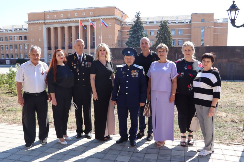 В Стаханове высадили «Петровские дубы» В Стаханове высадили «Петровские дубы»