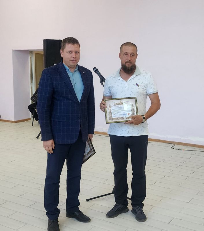 В рамках торжеств, посвященных освобождению Лисичанска от немецко-фашистских захватчиков, а также по случаю 315 летия основания города Лисичанск, Председатель Совета Андрей Сёмченко в торжественной обстановке вручил... В рамках торжеств, посвященных освобождению Лисичанска от немецко-фашистских захватчиков, а также по случаю 315 летия основания города Лисичанск, Председатель Совета Андрей Сёмченко в торжественной обстановке вручил...