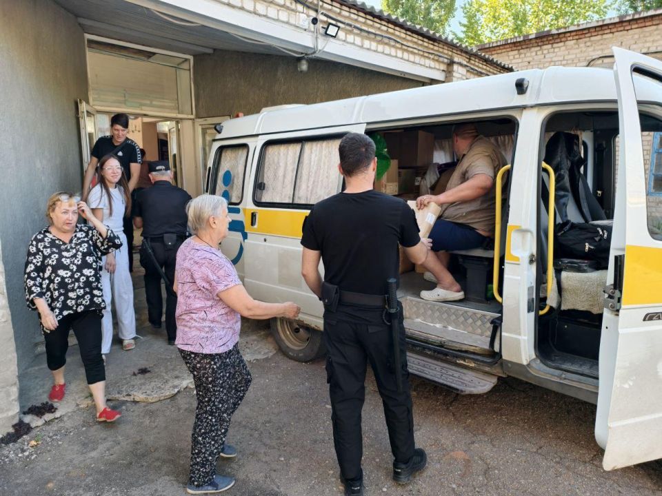 От Ульяновской области в рамках акции "Помоги собраться в школу" школьникам из Лутугинского муниципального округа передали канцелярские принадлежности, ученические рюкзаки, наборы для первоклассников, школьную форму на общую... От Ульяновской области в рамках акции "Помоги собраться в школу" школьникам из Лутугинского муниципального округа передали канцелярские принадлежности, ученические рюкзаки, наборы для первоклассников, школьную форму на общую...