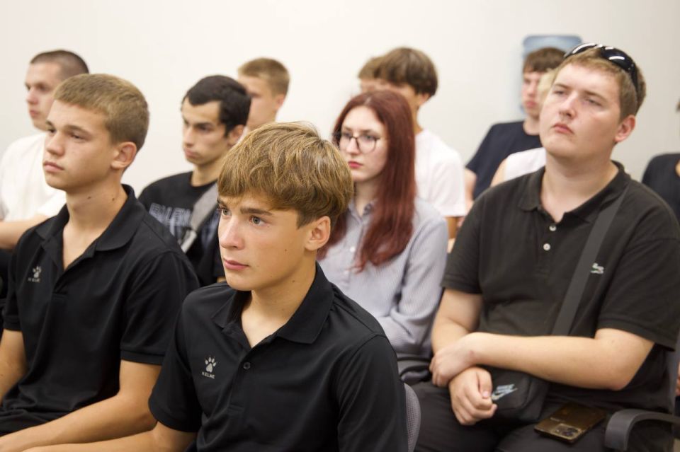 Правоохранители в День солидарности в борьбе с терроризмом провели профилактическую лекцию для молодёжи Правоохранители в День солидарности в борьбе с терроризмом провели профилактическую лекцию для молодёжи