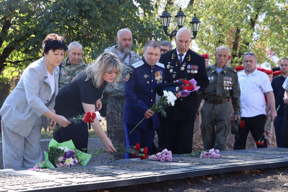 Сегодня, в годовщину освобождения города от немецко-фашистских захватчиков вместе с ветеранским активом, участниками СВО, ветеранами боевых действий, юнармейцами возложили живые цветы к Братской могиле партизан и... Сегодня, в годовщину освобождения города от немецко-фашистских захватчиков вместе с ветеранским активом, участниками СВО, ветеранами боевых действий, юнармейцами возложили живые цветы к Братской могиле партизан и...