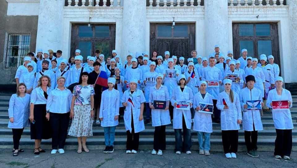 На площади МБУ «Дворец культуры им. Горького» пгт Крепенский прошел митинг-акция «Вместе против…» ко дню солидарности в борьбе с терроризмом и трагическим событиям в Беслане с участием студентов Антрацитовского медицинского... На площади МБУ «Дворец культуры им. Горького» пгт Крепенский прошел митинг-акция «Вместе против…» ко дню солидарности в борьбе с терроризмом и трагическим событиям в Беслане с участием студентов Антрацитовского медицинского...