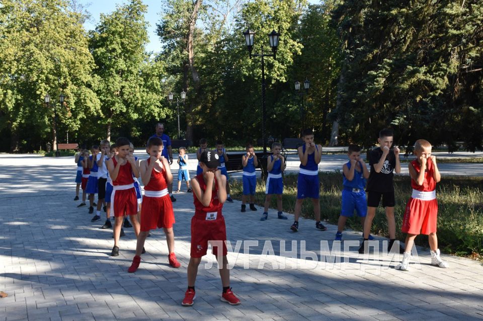 В рамках закрытия спортивного марафона «Сила России» в Антраците прошла открытая тренировка по боксу В рамках закрытия спортивного марафона «Сила России» в Антраците прошла открытая тренировка по боксу