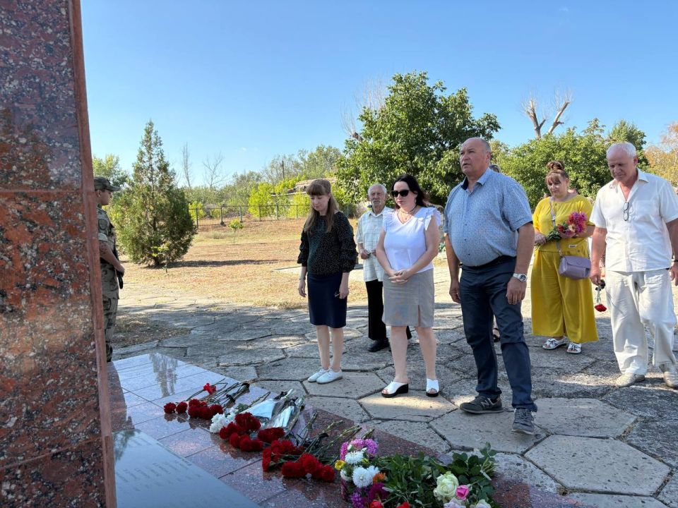 ТИК Станично-Луганского района приняла участие в митинге «Память жива» ТИК Станично-Луганского района приняла участие в митинге «Память жива»