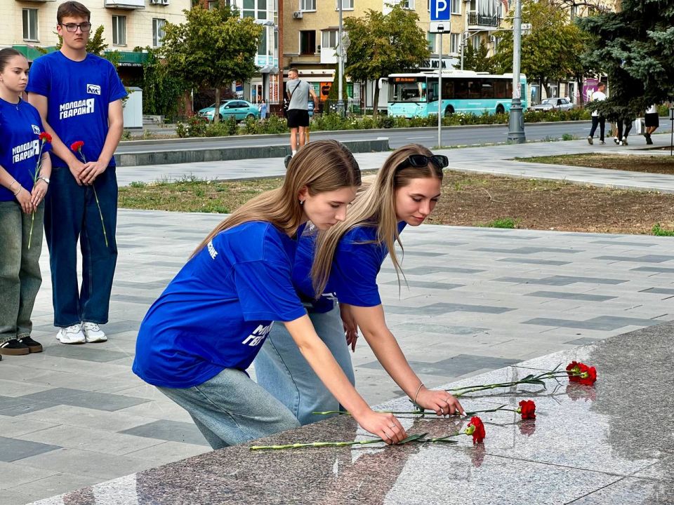 В День солидарности в борьбе с терроризмом активисты ЛРО ВОО «Молодая Гвардия Единой России» возложили цветы в память о погибших в время теракта в Беслане В День солидарности в борьбе с терроризмом активисты ЛРО ВОО «Молодая Гвардия Единой России» возложили цветы в память о погибших в время теракта в Беслане