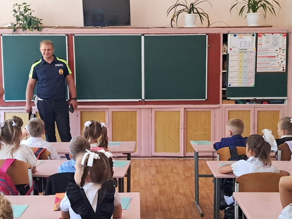 Сегодня в Ровеньковской гимназии имени писателя Н. Трублаини прошла важная встреча с сотрудником ГИБДД — Василенко Александр Васильевич Сегодня в Ровеньковской гимназии имени писателя Н. Трублаини прошла важная встреча с сотрудником ГИБДД — Василенко Александр Васильевич