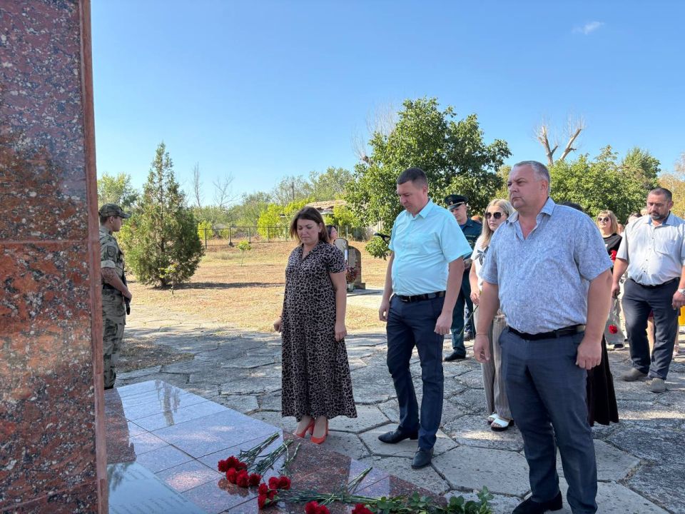 ТИК Станично-Луганского района приняла участие в митинге «Память жива» ТИК Станично-Луганского района приняла участие в митинге «Память жива»