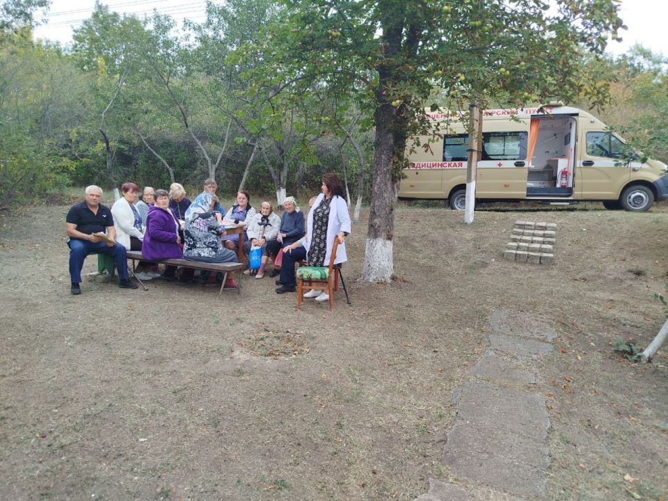 Сегодня врачи ГБУЗ «Марковская ЦРМБ» ЛНР провели выездной приём на базе передвижного ФАП и посетили два села Сегодня врачи ГБУЗ «Марковская ЦРМБ» ЛНР провели выездной приём на базе передвижного ФАП и посетили два села