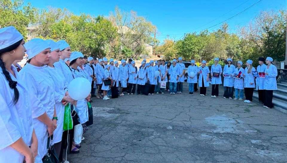 На площади МБУ «Дворец культуры им. Горького» пгт Крепенский прошел митинг-акция «Вместе против…» ко дню солидарности в борьбе с терроризмом и трагическим событиям в Беслане с участием студентов Антрацитовского медицинского... На площади МБУ «Дворец культуры им. Горького» пгт Крепенский прошел митинг-акция «Вместе против…» ко дню солидарности в борьбе с терроризмом и трагическим событиям в Беслане с участием студентов Антрацитовского медицинского...