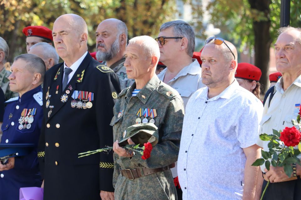 Сегодня, в годовщину освобождения города от немецко-фашистских захватчиков вместе с ветеранским активом, участниками СВО, ветеранами боевых действий, юнармейцами возложили живые цветы к Братской могиле партизан и... Сегодня, в годовщину освобождения города от немецко-фашистских захватчиков вместе с ветеранским активом, участниками СВО, ветеранами боевых действий, юнармейцами возложили живые цветы к Братской могиле партизан и...