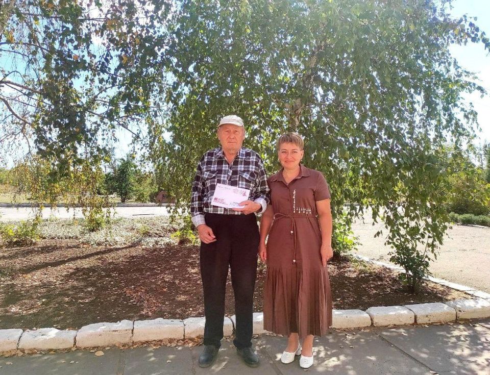 В рамках празднования 80-летия Победы ко дню Завершения Второй мировой войны ветеранам Краснолучского округа вручили персональные поздравления от Президента России Владимира Владимировича Путина В рамках празднования 80-летия Победы ко дню Завершения Второй мировой войны ветеранам Краснолучского округа вручили персональные поздравления от Президента России Владимира Владимировича Путина