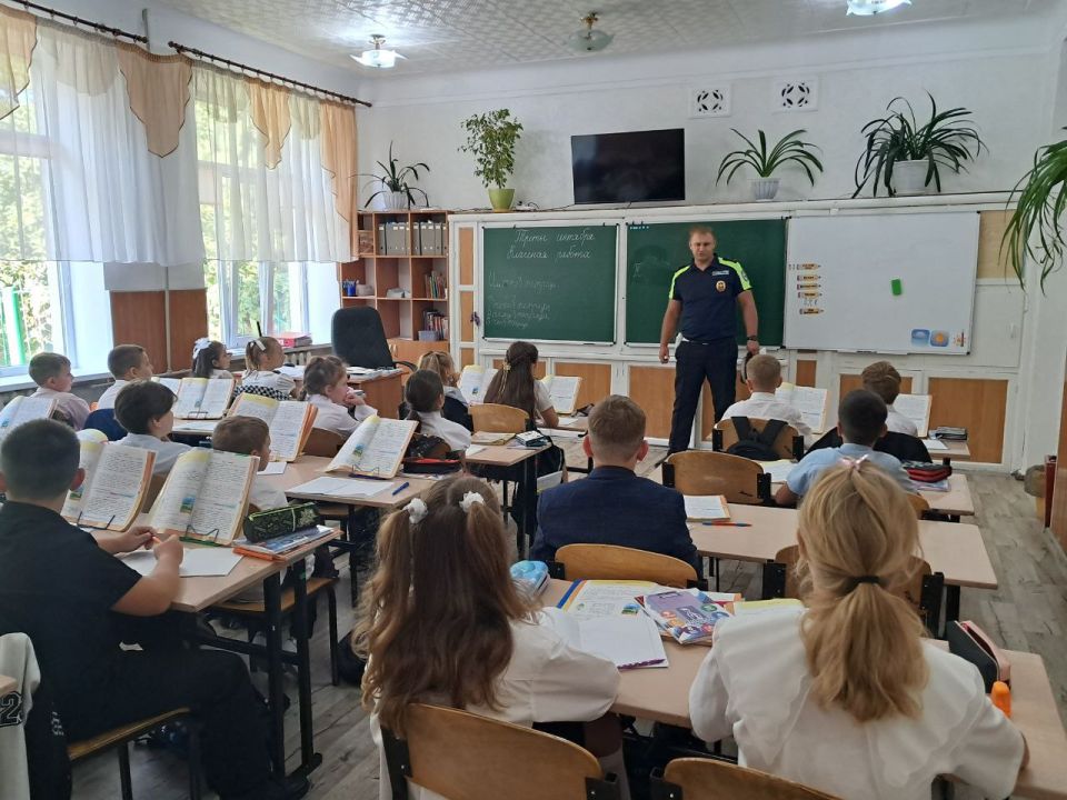 Сегодня в Ровеньковской гимназии имени писателя Н. Трублаини прошла важная встреча с сотрудником ГИБДД — Василенко Александр Васильевич Сегодня в Ровеньковской гимназии имени писателя Н. Трублаини прошла важная встреча с сотрудником ГИБДД — Василенко Александр Васильевич