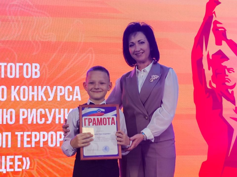 Более 100 школьников со всей ЛНР приняли участие в региональном конкурсе рисунков и плакатов «Стоп террор: рисуем будущее», приуроченного ко Дню солидарности в борьбе с терроризмом и экстремизмом Более 100 школьников со всей ЛНР приняли участие в региональном конкурсе рисунков и плакатов «Стоп террор: рисуем будущее», приуроченного ко Дню солидарности в борьбе с терроризмом и экстремизмом