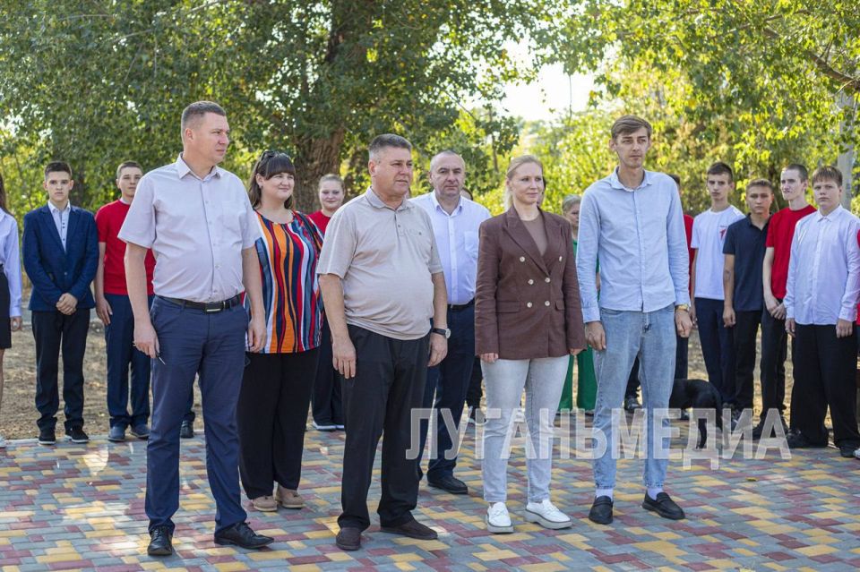 Церемония открытия нового общественного пространства «Сквер железнодорожников» состоялась в Станице Луганской, сообщил медиахолдинг «Луганьмедиа» Церемония открытия нового общественного пространства «Сквер железнодорожников» состоялась в Станице Луганской, сообщил медиахолдинг «Луганьмедиа»