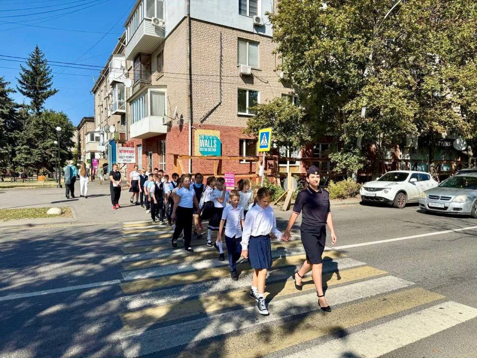 С началом учебного года сотрудники Центра ДиТН, ПБДД ГИБДД МВД по ЛНР возобновляют знания луганских школьников С началом учебного года сотрудники Центра ДиТН, ПБДД ГИБДД МВД по ЛНР возобновляют знания луганских школьников