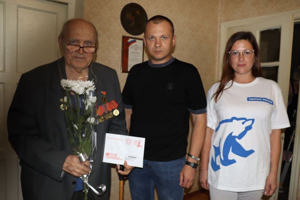 В Северодонецке единороссы поздравили ветеранов с 80-летием Победы над милитаристской Японией и окончанием Второй мировой войны В Северодонецке единороссы поздравили ветеранов с 80-летием Победы над милитаристской Японией и окончанием Второй мировой войны