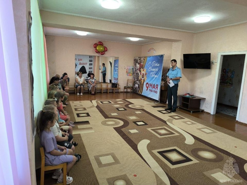 В Стаханове сотрудники МЧС провели урок безопасности для школьников В Стаханове сотрудники МЧС провели урок безопасности для школьников