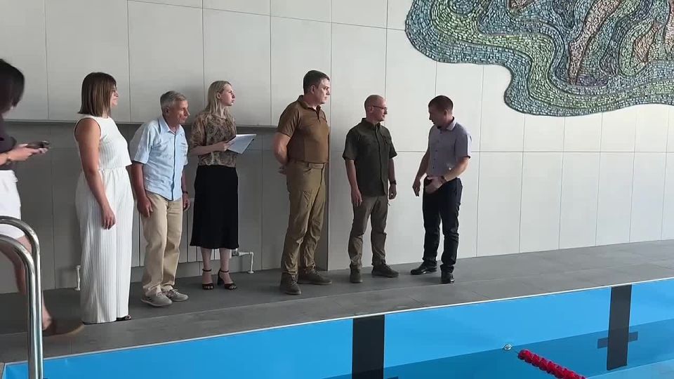 Леонид Пасечник: В Первомайске вместе с Сергеем Владиленовичем Кириенко осмотрели отремонтированный 25-метровый бассейн, который находится в местной спортшколе