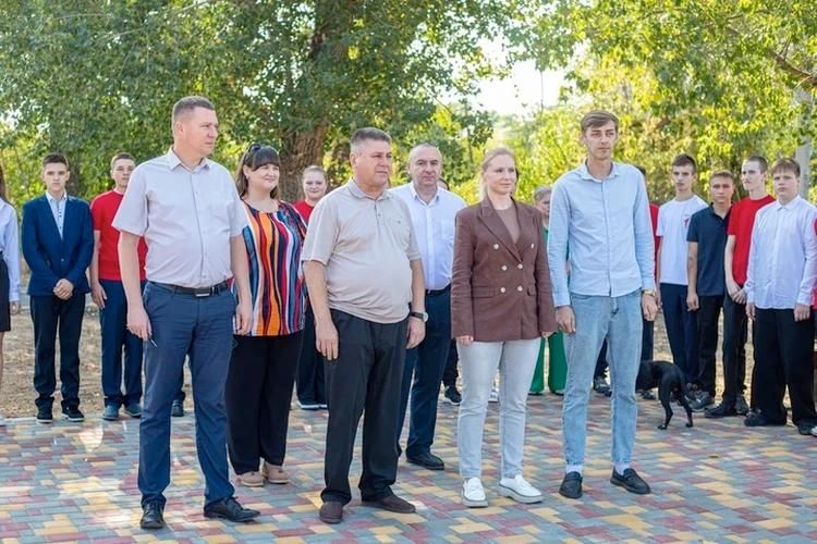 Место отдыха для жителей всех возрастов: Сквер железнодорожников открыли в Станице Луганской Место отдыха для жителей всех возрастов: Сквер железнодорожников открыли в Станице Луганской