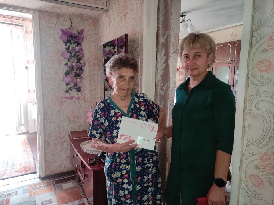 В рамках празднования 80-летия Победы ко дню Завершения Второй мировой войны ветеранам Краснолучского округа вручили персональные поздравления от Президента России Владимира Владимировича Путина В рамках празднования 80-летия Победы ко дню Завершения Второй мировой войны ветеранам Краснолучского округа вручили персональные поздравления от Президента России Владимира Владимировича Путина